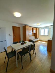 een woonkamer met een eettafel en stoelen bij City Apartment Omiš in Omiš