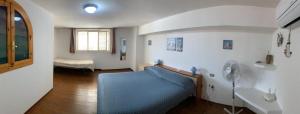 un soggiorno con divano blu e finestra di MarJo a Montegiordano