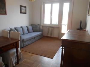 un salon avec un canapé et une table dans l'établissement allo Sferisterio, Cuneo, à Coni