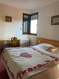 Postel nebo postele na pokoji v ubytování Le Rosenmeer - Hotel Restaurant, au coeur de la route des vins d'Alsace