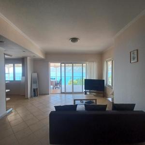 Μια τηλεόραση ή/και κέντρο ψυχαγωγίας στο NIKOS APARTMENTS and PENTHOUSE +62 φωτογραφίες