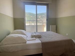 Posteľ alebo postele v izbe v ubytovaní F3 Gd standing 87 m2 Extraordinaire vue mer pano