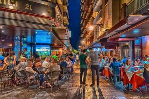 Επισκέπτες που μένουν στο Luxury beachfront apartment with pool, sauna, fitness and gym in province Malaga, Andalusia