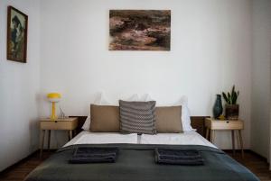 sypialnia z łóżkiem z dwoma stołami i obrazem na ścianie w obiekcie Endretro Apartments w Siófoku
