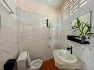 un baño con inodoro y lavabo en Secret Place Haad Yao Koh Phangan, en Mae Haad 65 fotos más