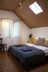 sypialnia z dużym łóżkiem i oknem w obiekcie Endretro Apartments w Siófoku