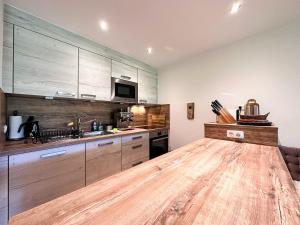 eine Küche mit einem Holztisch im Zimmer in der Unterkunft Cosey Corner in Oberstaufen
