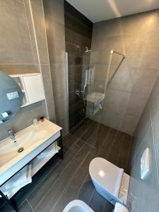 Bilik mandi di Split Rooftop Suites