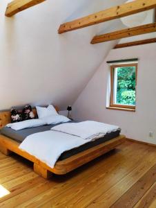 una camera con un letto in una stanza con una finestra di Domeček uprostřed přírody a Krásná Lípa