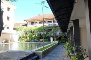 Bazén v ubytování Palm Garden Kuta nebo v jeho okolí