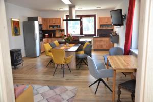 Kuchyň nebo kuchyňský kout v ubytování Apartmán Nad potokem + 37 fotografií