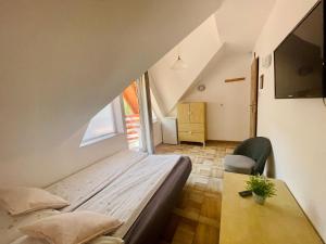 Habitación pequeña con cama y mesa en Róża Wiatrów, en Sztutowo