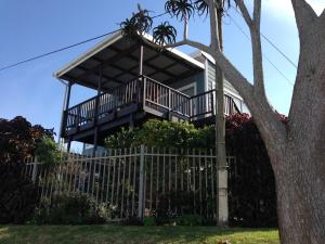 Ocean Dreams B&B في غونوبي: منزل مع شرفة فوق السياج