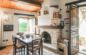 - un salon avec une table et une cheminée dans l'établissement Gorgeous Apartment In Monte Rinaldo With Wifi, à Monte Rinaldo