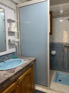 La salle de bains est pourvue d'un lavabo et d'une douche. dans l'établissement Rez-de-jardin à Mohammedia, à Mohammedia
