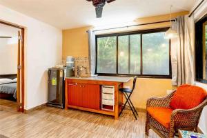 Habitación con escritorio, silla y ventana. en The Burrow in South Goa. en Dabolim