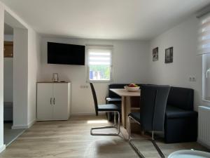 een woonkamer met een eettafel en stoelen bij Ferienhaus Römer in Wirft