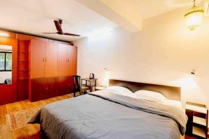 1 dormitorio con 1 cama y armario rojo en The Burrow in South Goa. en Dabolim