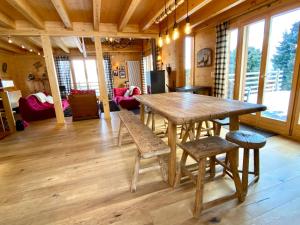 - une salle à manger avec une table et des chaises en bois dans l'établissement La Pourvoirie - 4 Vallées - Thyon-Les Collons, 10 personnes, pistes de ski à 200m, magnifique vue, à Hérémence