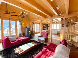 una sala de estar con muebles de color rosa en una cabaña en La Pourvoirie - 4 Vallées - Thyon-Les Collons, 10 personnes, pistes de ski à 200m, magnifique vue, en Hérémence