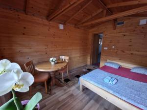 Postel nebo postele na pokoji v ubytování Vikendice Bungalovi Menzil