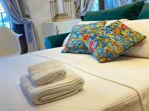 1 cama con 2 toallas y almohada en People Homes Ponce 13, en Jerez de la Frontera