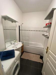 een badkamer met een wastafel, een bad en een toilet bij Le CARNOT appartement avec 2 chambres séparés et parking privatif et securise in Arras