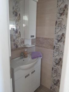 La salle de bains est pourvue d'un lavabo et d'un miroir. dans l'établissement Sunny, à Trnava