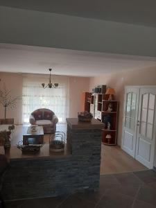 - un salon avec une cheminée et un canapé dans l'établissement Sunny, à Trnava