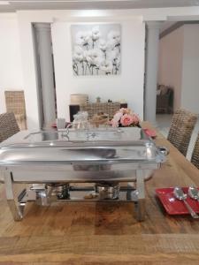 duża srebrna wanna siedząca na stole w obiekcie Lady D Exclusive Abode w mieście Polokwane