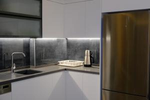 uma cozinha com um frigorífico de aço inoxidável em Mercan Suites Ilıca em Cesme