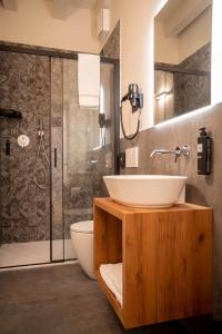 bagno con lavandino e doccia di Calcirelli Suites a Verona