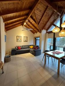 sala de estar con sofá y mesa en TERRAZAS DEL MASCARDI - LUXURY APARTMENT - INMEJORABLE UBICACION en San Martín de los Andes