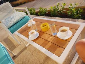 - une table basse avec deux tasses et un plateau de café dans l'établissement Villa Ankica, à Tribunj