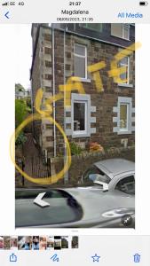 Captura de pantalla de una foto de una casa con graffiti amarillo en Lovely 2 bedroom apartment in Fife, en Fife