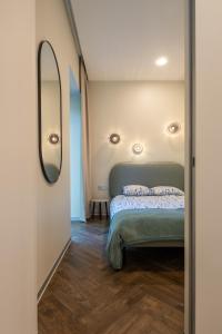 En eller flere senge i et værelse på GREEN HOUSE Downtown Apartments with private FREE parking and BIKE storage