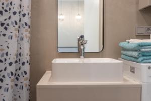 Et badeværelse på GREEN HOUSE Downtown Apartments with private FREE parking and BIKE storage + 16 billeder