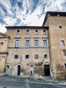 un grande edificio in mattoni con un mucchio di finestre di Hotel Palazzo Piccolomini a Orvieto