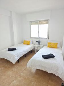 Postel nebo postele na pokoji v ubytování Falcon Beach Apartment
