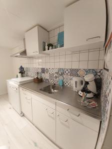 a kitchen with a sink and a counter top at Dulce Tierra - vakantiewoning in Zoutelande