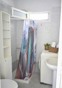 w łazience zainstalowano zasłonę prysznicową w stylu pawia w obiekcie Lemon House w mieście Neo Klima
