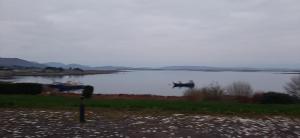twee boten op een meer met bergen op de achtergrond bij Ger's in Galway
