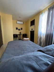 1 dormitorio con 1 cama y 1 mesa con sillas en House to rent in a Gated Community with 24hr Security, 