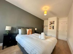 Ένα ή περισσότερα κρεβάτια σε δωμάτιο στο Ideal Bicester Town Centre Apartment Sleeps 6
