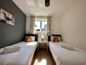 Een bed of bedden in een kamer bij Ideal Bicester Town Centre Apartment Sleeps 6