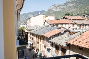 una vista da una finestra di una città con edifici di "Le Charmant" - CIR VDA-SAINT-VINCENT-n 0004 a Saint Vincent