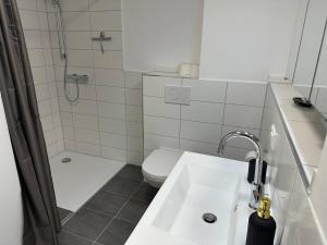 Koupelna v ubytování SUITE4ME - Balkon I Küche I Waschmaschine I Mainz-Kostheim