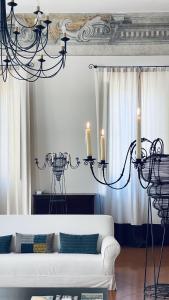sala de estar con sofá blanco y velas en Hotel Palazzo Piccolomini, en Orvieto