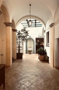 un gran pasillo con un arco y una mesa en un edificio en Hotel Palazzo Piccolomini, en Orvieto