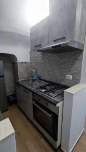 una cucina con fornelli e lavello di Dimora Santa Chiara a Manfredonia